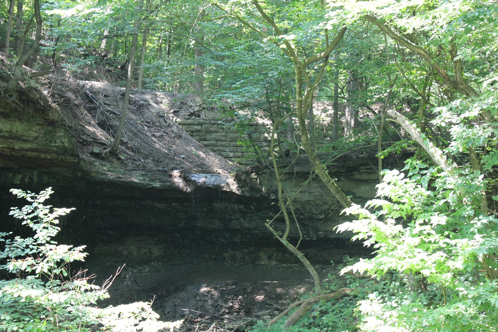 Stone retaining wall